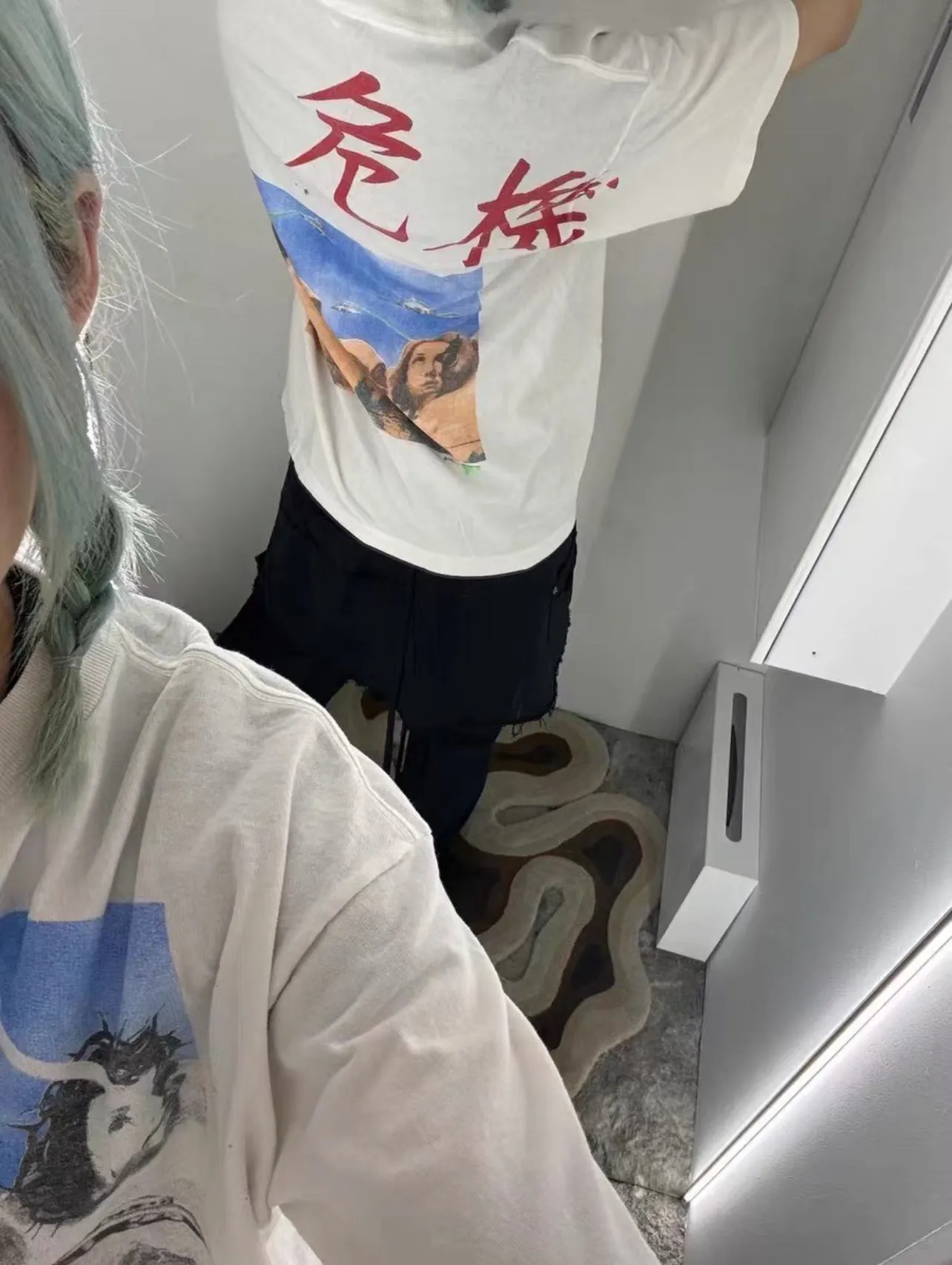 SAINT Mxxxxxx × Sean Wotherspoon SW_SS TEE/KIKI/WHT Alien Crisis/Alien President Mountain TEE Off-White S-XL Super Handsome Co-branded Alien Print Design Correct Version Customized SW Co-branded Accessories Cylindrical Seamless High Weight Fabric Enzyme Heavy Wash Water Distress Handmade Garment Graffiti Splashing Ink